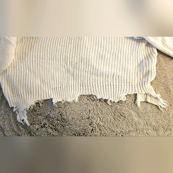 Forever 21 Contemporary Oversized Distressed Womens Off Shoulder Sweater - Picture 4 of 5